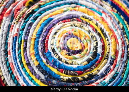 Hintergrund roll twisted Stoff close-up. Viele Tücher in verschiedenen Farben Stockfoto