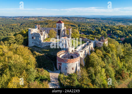 Die Ruinen der mittelalterlichen Burg Tenczyn in Rudno in der Nähe von Krakau in Polen. Luftaufnahme im Herbst Stockfoto