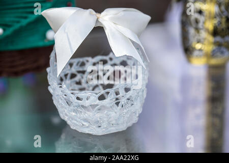 Belarus, die Stadt Gomel, 14. September 2019. Ökologische Urlaub. Vase aus einer Kunststoffflasche. Ökologische Abfallwirtschaft recycling Konzept Stockfoto