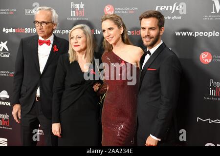 Barcelona, Spanien. Nov, 2019 18. Bonaventura Clotet und Frau Anna Fresquet mit Söhnen Aina und Marc Clotet bei fotoshooting von "Lluita Contra el Sida Foundation: die Menschen in Rot "Gala 2019 in Barcelona am Montag, den 18. November 2019. Credit: CORDON PRESSE/Alamy leben Nachrichten Stockfoto