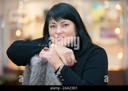 Porträt einer wunderschönen alten Frau. Elegante gepflegte Rentner Stockfoto