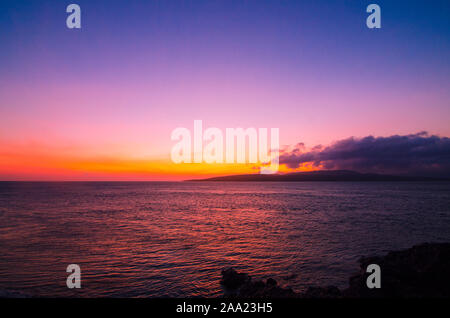 Sonnenaufgang über dem Meer, Watu Dodol Strand - Banyuwangi, Ost Java, Indonesien Stockfoto