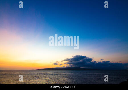 Sonnenaufgang über dem Meer, Watu Dodol Strand - Banyuwangi, Ost Java, Indonesien Stockfoto