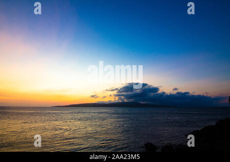 Sonnenaufgang über dem Meer, Watu Dodol Strand - Banyuwangi, Ost Java, Indonesien Stockfoto