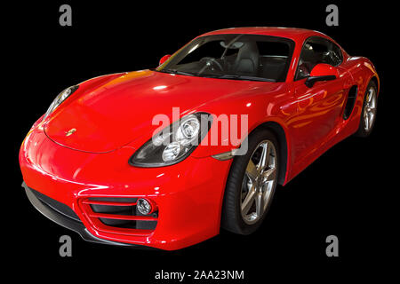 Sydney, Australien - JÄNNER 7, 2015: Seitenansicht eines roten Porsche Cayman Auto auf schwarzen Hintergrund. ILLUSTRATIVE EDITORIAL. Stockfoto