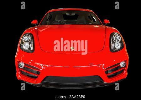 Sydney, Australien - JÄNNER 7, 2015: Vorderansicht eines roten Porsche Cayman Auto auf schwarzen Hintergrund. ILLUSTRATIVE EDITORIAL. Stockfoto