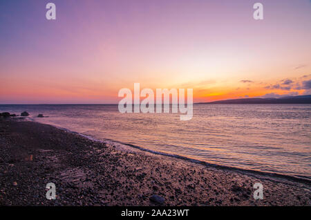 Sonnenaufgang über dem Meer, Watu Dodol Strand - Banyuwangi, Ost Java, Indonesien Stockfoto