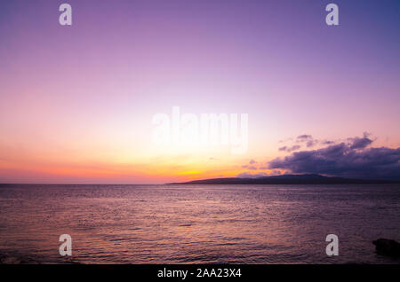 Sonnenaufgang über dem Meer, Watu Dodol Strand - Banyuwangi, Ost Java, Indonesien Stockfoto