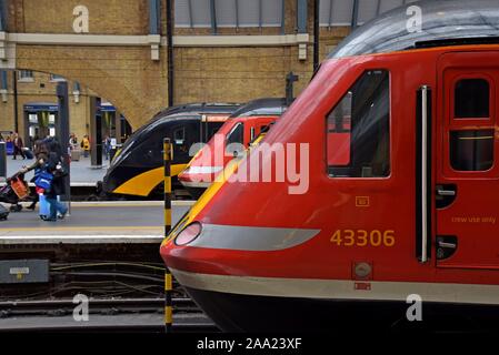 LNER Inter City 125 Züge am Bahnhof Kings Cross London gesehen mit einem Grand Central Trains Coradia Class 180 High Speed Zug im Hintergrund Stockfoto