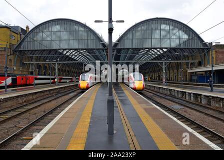 Die neue LNER Azuma Züge von Hitachi erbaut und im Jahr 2019 startete am Bahnhof Kings Cross London gesehen Stockfoto