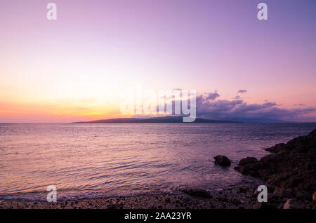 Sonnenaufgang über dem Meer, Watu Dodol Strand - Banyuwangi, Ost Java, Indonesien Stockfoto