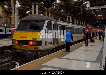 Pkw verlassen Sie den Bahnhof in der Liverpool Street Station, London. Die Lokomotive ist eine britische Rampe integrierten Klasse 90 elektrische Lok Stockfoto