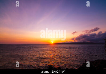 Sonnenaufgang über dem Meer, Watu Dodol Strand - Banyuwangi, Ost Java, Indonesien Stockfoto