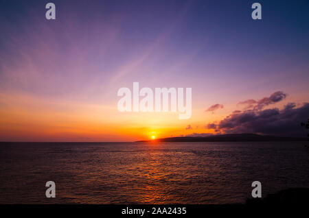 Sonnenaufgang über dem Meer, Watu Dodol Strand - Banyuwangi, Ost Java, Indonesien Stockfoto