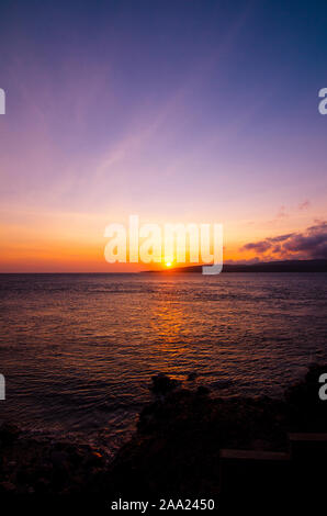 Sonnenaufgang über dem Meer, Watu Dodol Strand - Banyuwangi, Ost Java, Indonesien Stockfoto