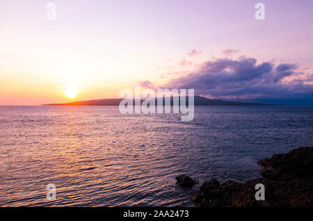 Sonnenaufgang über dem Meer, Watu Dodol Strand - Banyuwangi, Ost Java, Indonesien Stockfoto