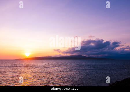 Sonnenaufgang über dem Meer, Watu Dodol Strand - Banyuwangi, Ost Java, Indonesien Stockfoto