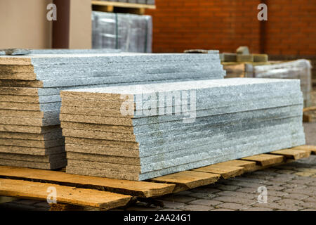 Stapel von Granit Marmor Platten. Stein Blätter für dekorative Bau. Stockfoto