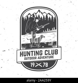 Einstellen der Jagd club Abzeichen. Vektor Konzept für Hemd oder Label, Print, Stempel. Vintage Typografie Design mit Hunter, Hund, Jagd Gewehr, die Berge und den Wald. Outdoor Adventure Hunt Club Emblem Stock Vektor