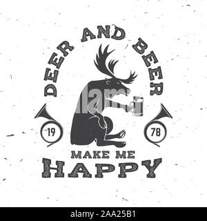 Rotwild und Bier machen mich glücklich. Vektor. Konzept für Hemd oder Label, Print, Stempel, Badge, T-Stück. Vintage Typografie Design mit Rehen, Bier und jagdhorn Silhouette. Outdoor Adventure Hunt Club Emblem Stock Vektor