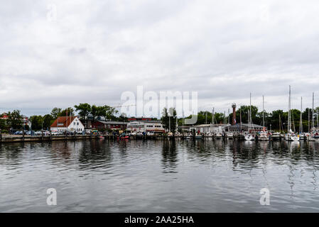 Lauterbach, Deutschland - 1 August 2019: Blick auf den Hafen mit Segelbooten auf Docks günstig Stockfoto