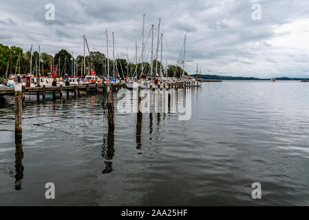 Lauterbach, Deutschland - 1 August 2019: Blick auf den Hafen mit Segelbooten auf Docks günstig Stockfoto