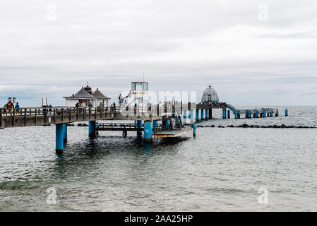 Sellin, Deutschland - 1 August 2019: Berühmte Seebruecke Sellin, Sellin, einem bewölkten Tag des Sommers, Ostseebad Sellin Ferienort, Ostsee Stockfoto