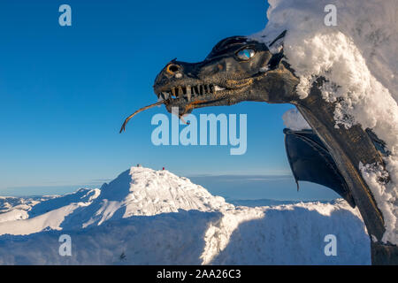 Die Slowakei. Skigebiet Jasna an einem sonnigen Tag. Skulptur von einem Drachen und viel Schnee auf dem Berg Chopok. Schneebedeckte Berggipfel im Hinterg Stockfoto