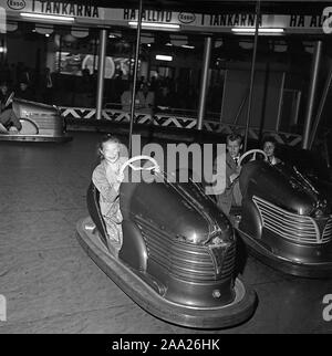 Amusement Park in den 1950er Jahren. Ein junges Mädchen fährt einen Stoßfänger Auto in einen Vergnügungspark. Der Spaß ist vermeiden und stattdessen ein anderes Auto stieß sie sich stoßen. Schweden 31. Mai 1958. Ref 3760 Stockfoto