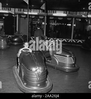 Amusement Park in den 1950er Jahren. Ein junges Mädchen fährt einen Stoßfänger Auto in einen Vergnügungspark. Der Spaß ist vermeiden und stattdessen ein anderes Auto stieß sie sich stoßen. Schweden 31. Mai 1958. Ref 3760 Stockfoto