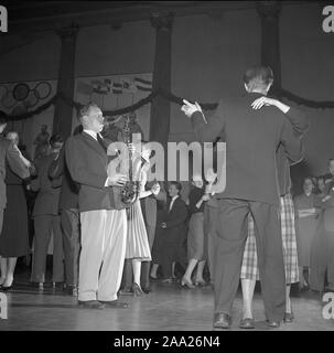 Tanz in den 1950er Jahren. Die Tanzfläche ist mit tanzenden Paare bewegen zur Musik gefüllt. Ein saxophonist steht unter Ihnen spielen. Schweden 1951. Ref 1871 Stockfoto