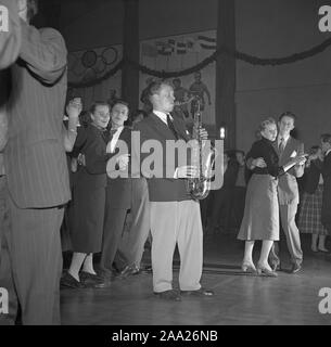 Tanz in den 1950er Jahren. Die Tanzfläche ist mit tanzenden Paare bewegen zur Musik gefüllt. Ein saxophonist steht unter Ihnen spielen. Schweden 1951. Ref 1871 Stockfoto