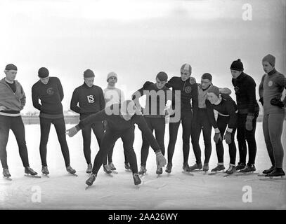 1930er Jahre Aktivitäten im Winter. Eine Gruppe von amateur lange Distanz scaters hat um einen Mann, der weist Sie ein oder zwei Dinge über beim Skaten auf die spezielle Skates zu denken erfasst. Schweden Dezember 1939 Kristoffersson ref 52-3 Stockfoto