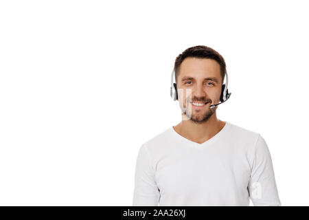 Call Center Mitarbeiter Mann auf weißem Hintergrund. Junge lächelnde Mitarbeiter Telesales Agent mit Headset Stockfoto