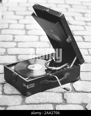 Gramophone. Eine tragbare Grammophon von Hersteller seine Meister Stimme. Die praktischen Gramophone passt in einen Fall, und sie würden es zusammen in den Urlaub oder auf Reisen. Es ist durch die Liquidation mit einem Hebel betätigt. Der Datensatz dann spielt. Wenn Sie hören, dass die Aufnahme beginnt zu verlangsamen, wissen sie, sie habe ich wieder Wind. Die Datensätze wurden von zerbrechlichem Material und der Geschwindigkeit der Aufzeichnung zu klingen wie es sollte 78 Umdrehungen pro Minute. Schweden 1940. Stockfoto