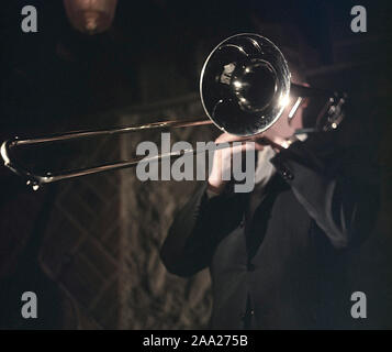 Musik der frühen 1960er Jahre. Ein Mann spielen auf der Posaune ist auf der Bühne. Die glänzenden Blechblasinstrument verbirgt das Gesicht des Mannes. Schweden 1960 Stockfoto