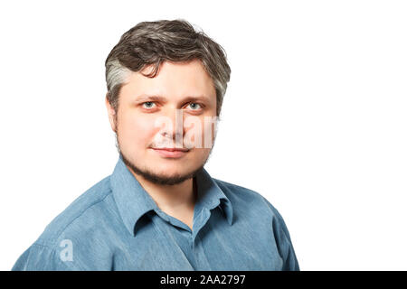 Stattlichen kaukasischen Mann lächelnd Portrait auf weißem Hintergrund mit blauen Shirt isoliert. Stockfoto