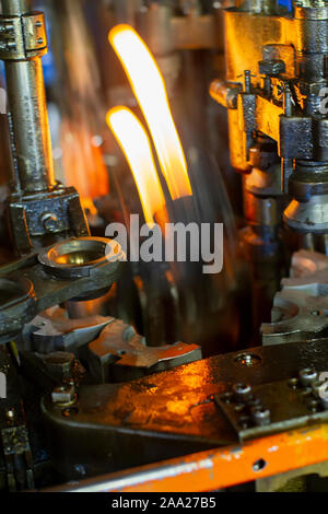 Glashütte. Glasindustrie. Die Glasflaschen. Brennende leere Flaschen in die Maschine Stockfoto