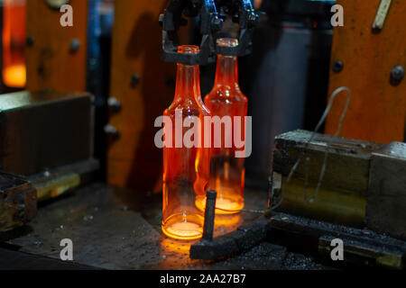 Glashütte. Glasindustrie. Der Prozess der Herstellung Glasflaschen. Stockfoto