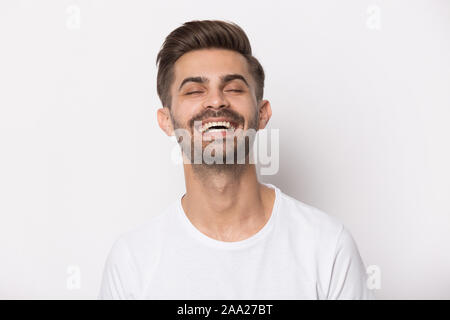 Close up Portrait mit lautem Lachen gut aussehender bärtiger Mann. Stockfoto