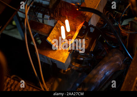 Glashütte. Glasindustrie. Brennen von Rohlingen aus Glas Flaschen in einem industriellen Herd Stockfoto