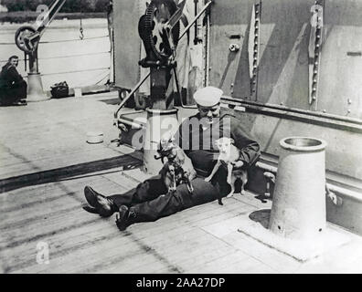 Weltkrieg ein. Ein Hund und eine Ziege sind Maskottchen auf diese amerikanische Kriegsschiff. Ein Seemann sitzt an Deck mit den zwei Tiere, die laut der Legende, weigern, Freunde zu sein. 1916 Stockfoto