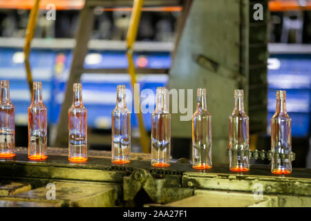 Glashütte. Glasindustrie. Der Prozess der Herstellung Glasflaschen. Stockfoto