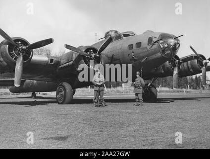 Flugzeug Geschichte. Ein amerikanisches Flugzeug Modell Boeing B-17 Flying Fortress auf dem Boden in Schweden. Die Ebene der Rückkehr von einer Bombe mission auf Deutschland und landete im Süden von Schweden in Skåne. Es ist von schwedischen Soldaten bewacht. Während des Zweiten Weltkrieges die Bombe Flugzeuge fallen über 650240 Tonnen Bomben auf den Feind. 20. April 1944 Stockfoto