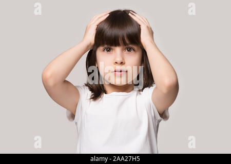 Nahaufnahme, Porträt mit sorgen kleine braunhaarige Mädchen. Stockfoto