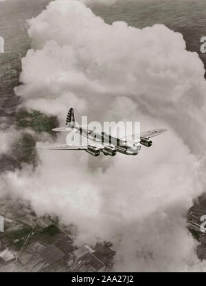 Flugzeug Geschichte. Ein amerikanisches Flugzeug Modell Boeing B-17 Flying Fortress in der Luft. Während des Zweiten Weltkrieges die Bombe Flugzeuge fallen über 650240 Tonnen Bomben auf den Feind. 1943 Stockfoto