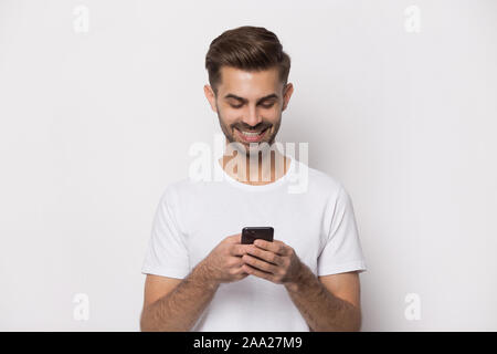 Close up Portrait mit stattlichen bärtiger Mann erhielt gute Nachrichten. Stockfoto