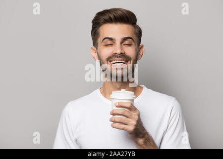 Nahaufnahme, Porträt mit Genuss trinken gut aussehender bärtiger Mann. Stockfoto