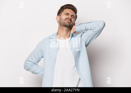 Nahaufnahme, Porträt Mann mit Schmerzen im Rücken und Nacken. Stockfoto