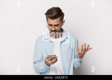 Close up Portrait mit Stress gut aussehender bärtiger Mann mit Brille. Stockfoto
